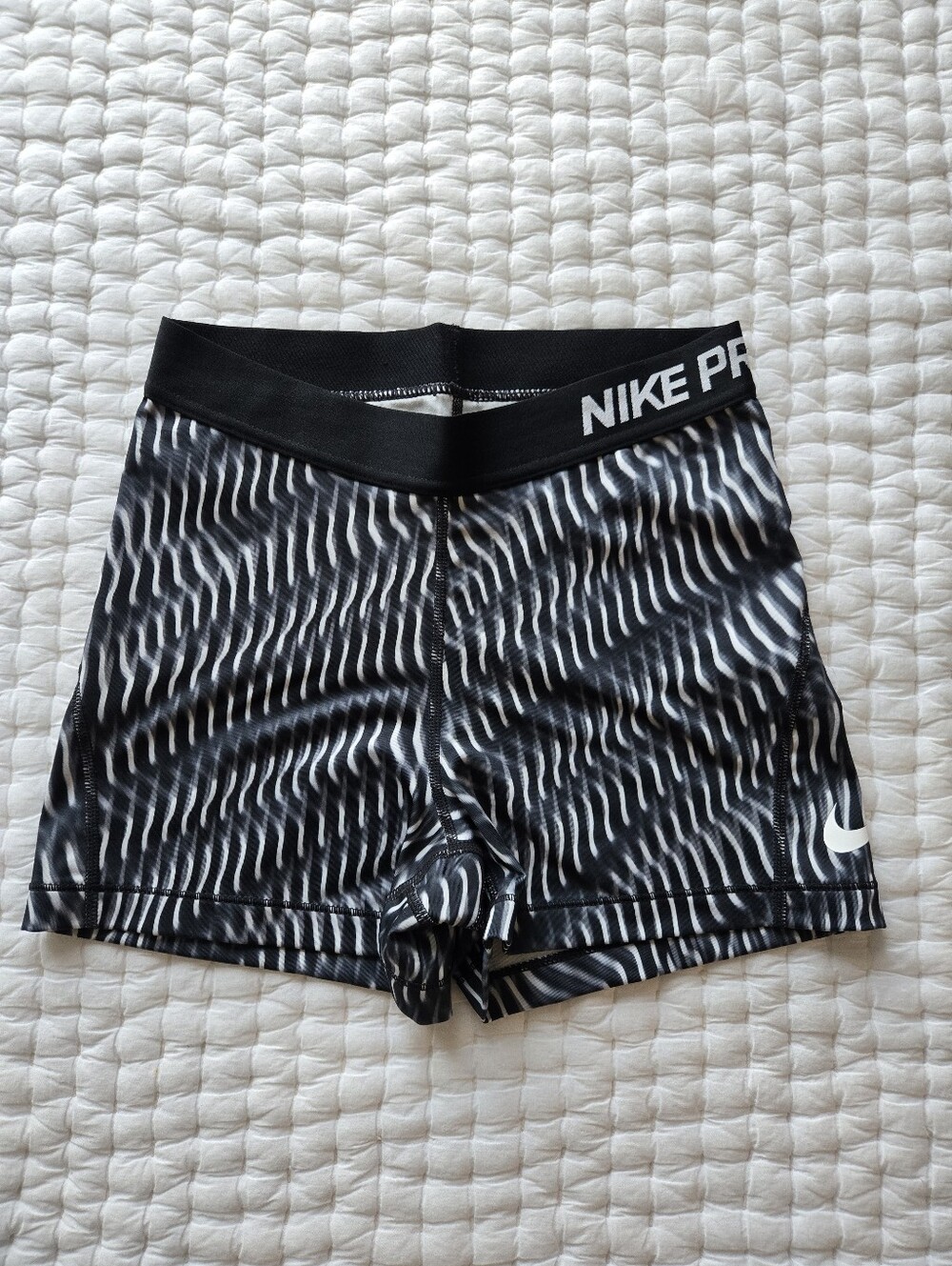 Nike Black & White Wave-Pattern 3" Compression Shorts Size Medium